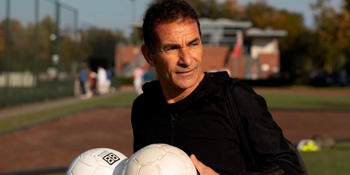 Transisi-Menjadi-Pelatih-dan-Peran-di-Sepak-Bola-Indonesia